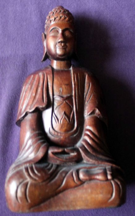 drewniana figurka siedzącego Buddy