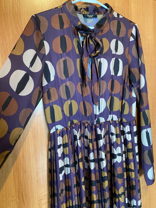 Elegancka midi suknia pastelowa geometryczna kokarda glamour vintage