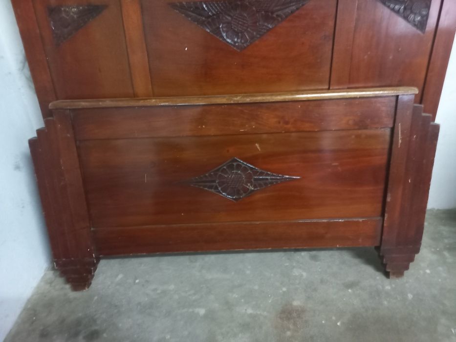 Cama em Madeira antiga