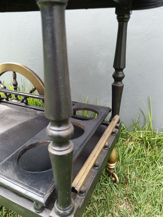 Carrinho de apoio vintage em madeira – Estilo clássico dourado/preto