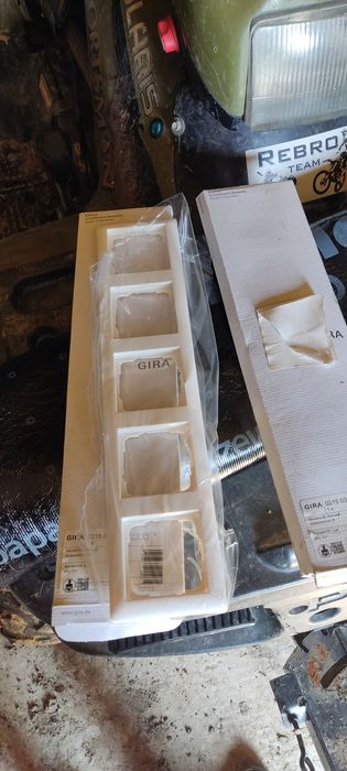 Gira standard 55 pozostałości po budowie