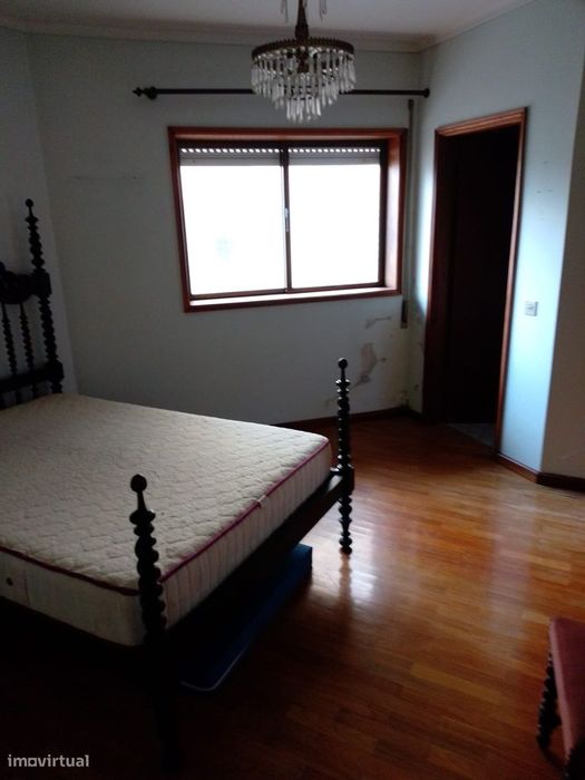 Apartamento T4+1 em Rés-do-chão — Bom estado.