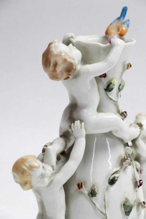 Excepcional Jarra em porcelana modelada com 3 Putti, 1 ave e Flores