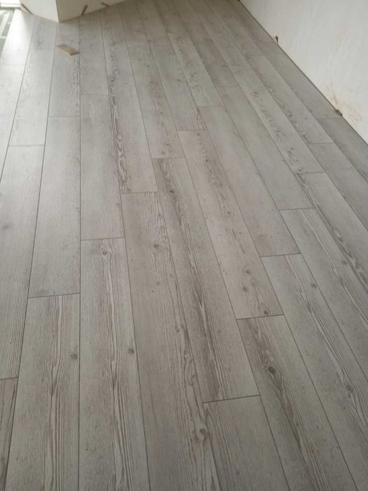 Послуги - встановлення і ремонт вікон, дверей, укладка ламінату і т.д.