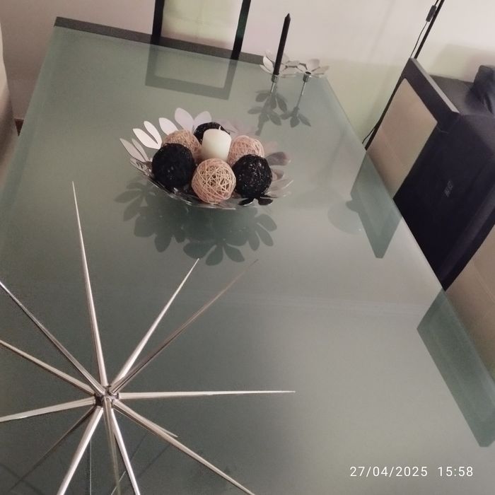 Mesa em bangué preto, com vidro fosco mais  6 cadeiras