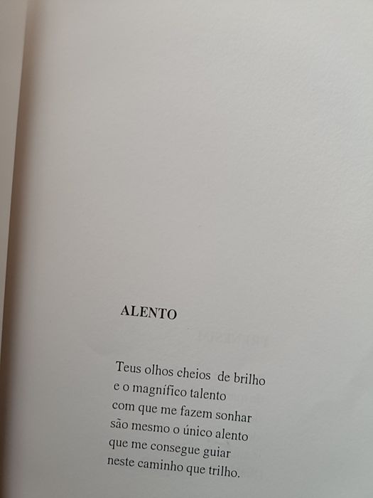 Livro de poemas deserto próprio