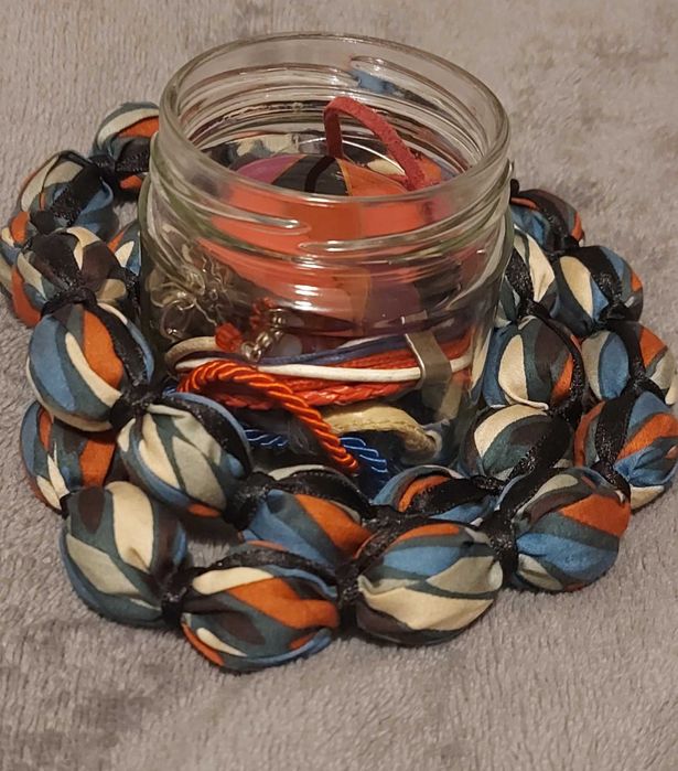 Słoik z biżuterią