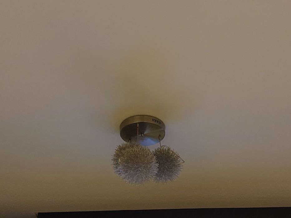 Candeeiro azul e cadeeiro sala