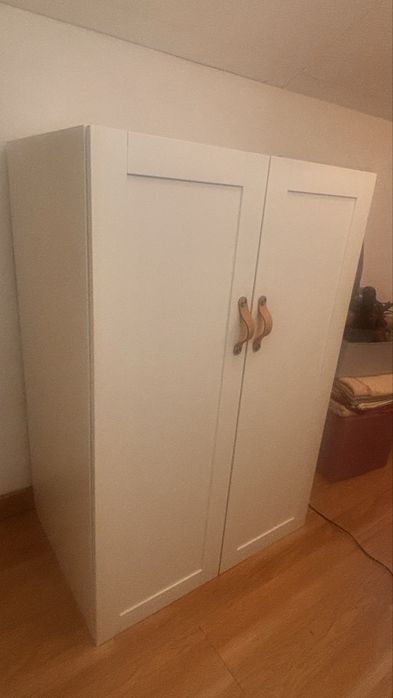 Roupeiro com varão para casacos