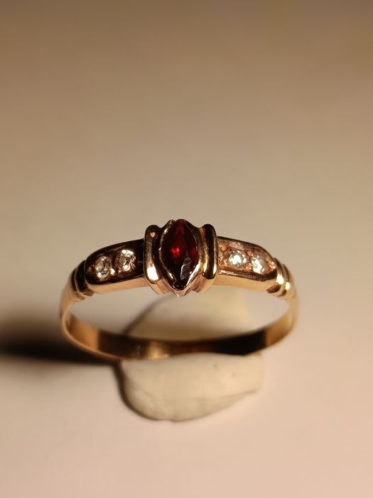Anel de rubi corte marquise