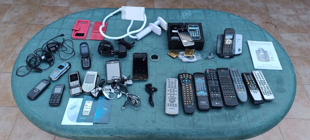 Vários acessórios eletrónicos usados