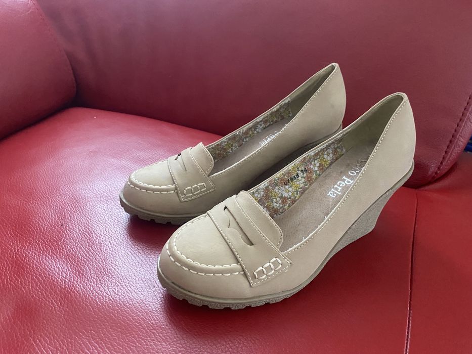 Beżowe, nowe czółenka na koturnie Coco Perla, 38