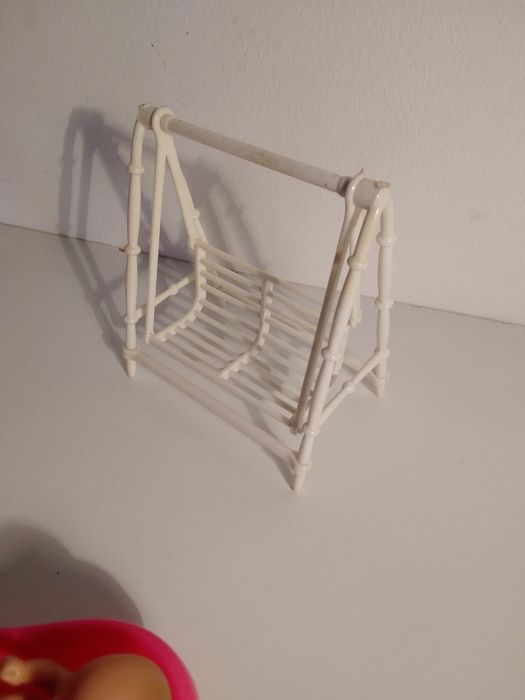 Brinquedos: 2 bebés com baloiços, banheira e carrinho