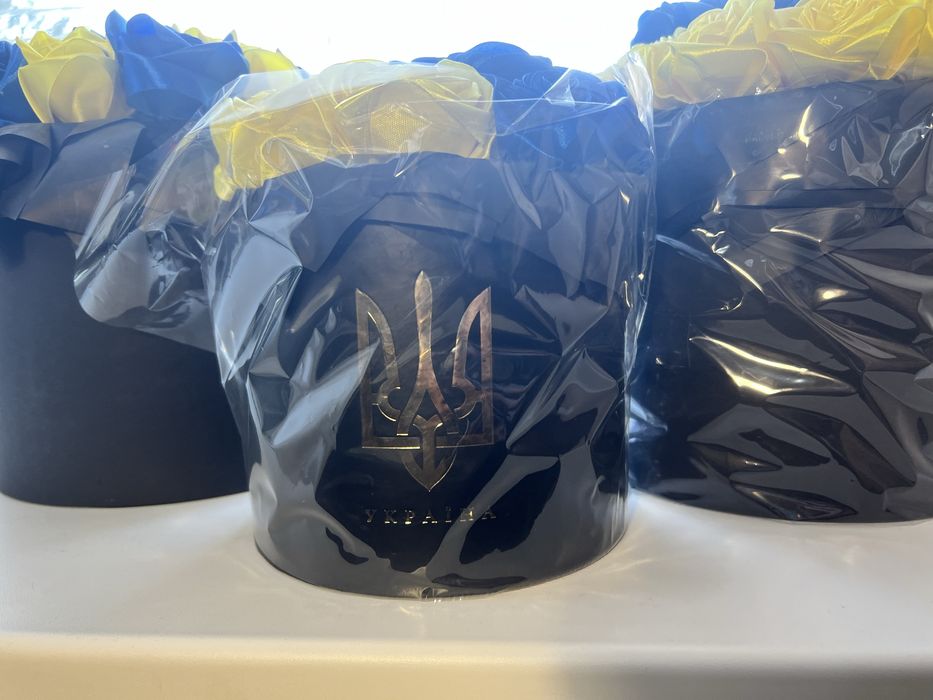 Квіти в коробці з атласних стрічок