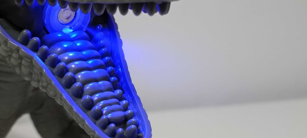 Dinosauro velociraptor blue telecomandado com sons e fumo da boca