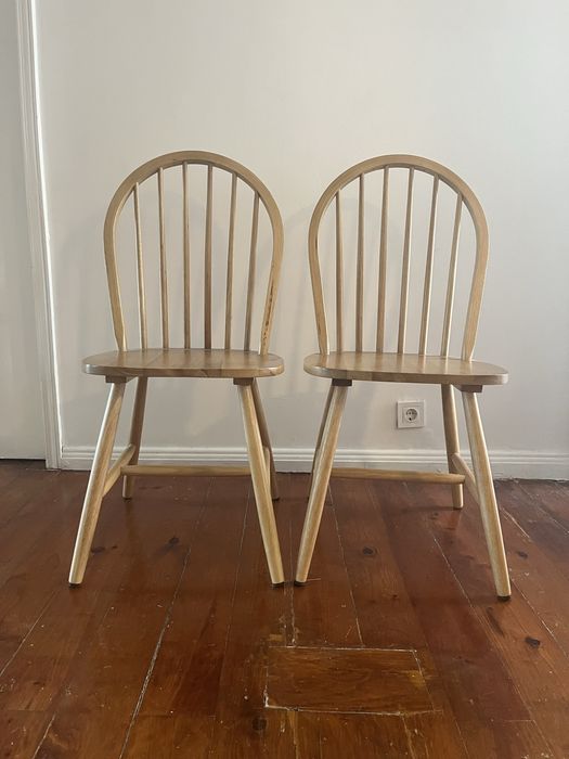 2 cadeiras de madeira clara de sala de jantar