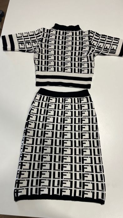 Conjunto crop top e saia