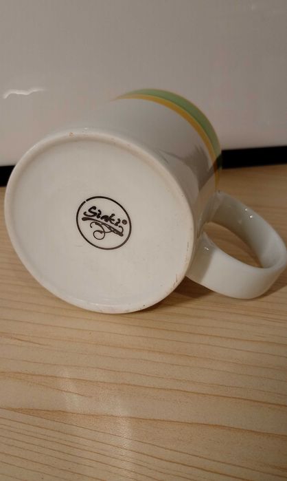 Stary kubek ceramiczny ,,Sinki" biały z pasem zielonym/żółtym/, 320 ml