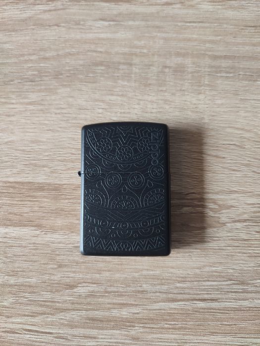 Zapalniczka Zippo 29989 Tone on Tone Black Matte