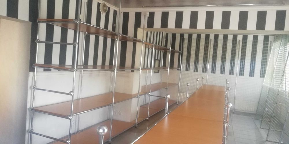 Wyposażenie/ regały/ półki/ kratownice/ wieszkaki/ lada do sklepu