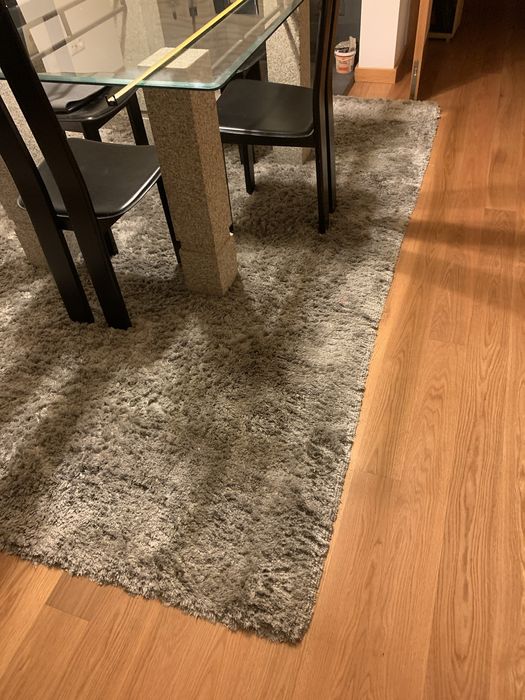 Carpete cinza em muito bom estado e pelo denso