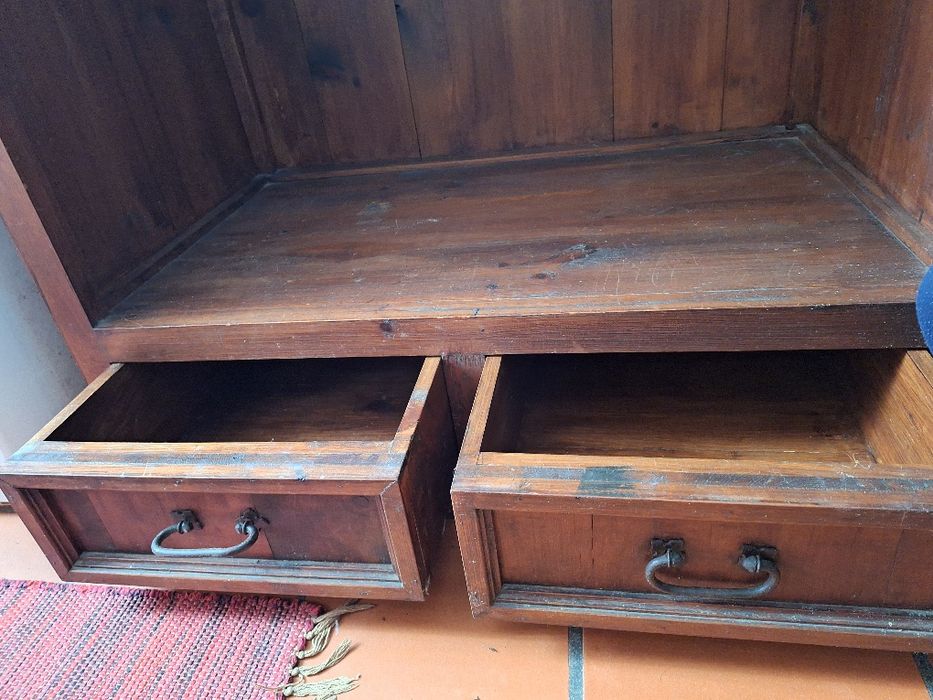 Armário em madeira natural.