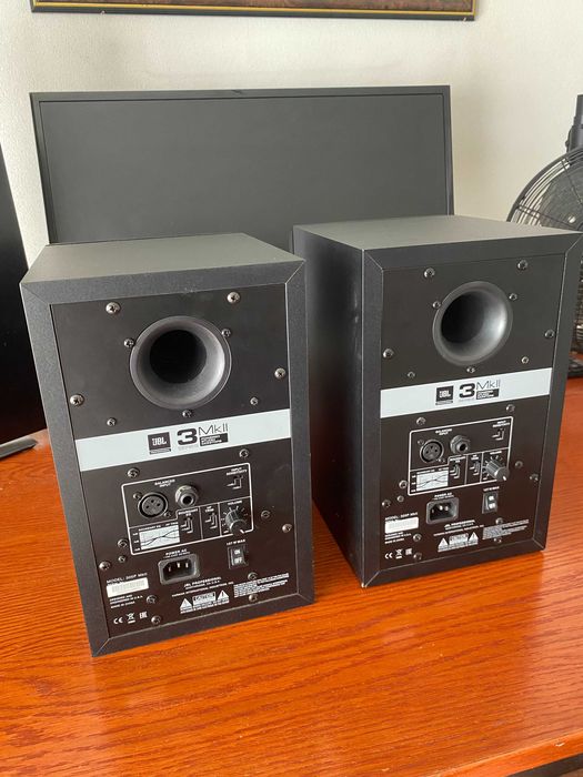 JBL 305P MkII — Par de monitores de estúdio ativos
