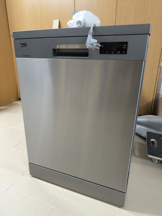 Máquina de lavar loiça Beko DFN16420X