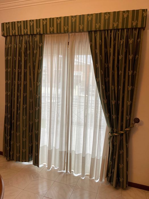 CONJUNTO DE (2) REPOSTEIROS E (2) SANEFAS