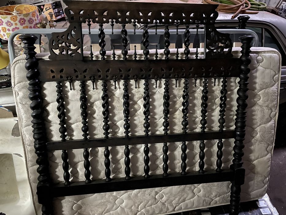 Cama de casal antiga