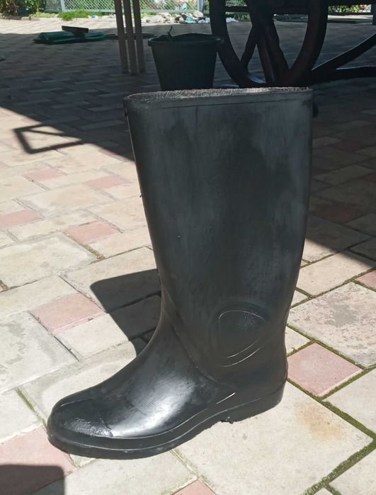 Добротные резиновые сапоги 40-41 , 44-45 р.