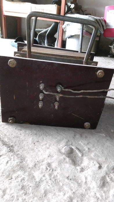 Продам мощный сварочно-пусковой аппарат (220/12).