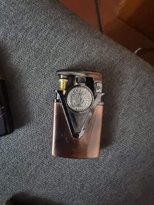 Quatro isqueiros