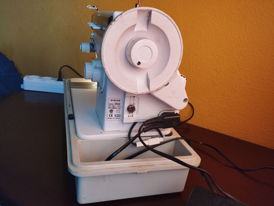 Máquina de costura Singer modelo 968 usada