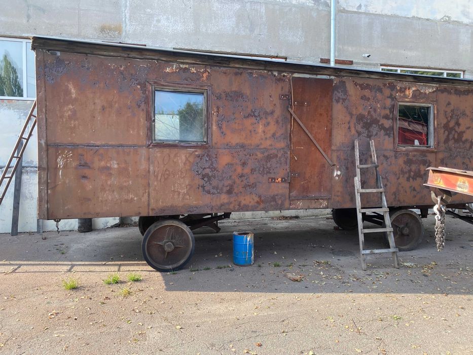 причіп вагончик на колесах, будка, сторожка. будівельний вагончик