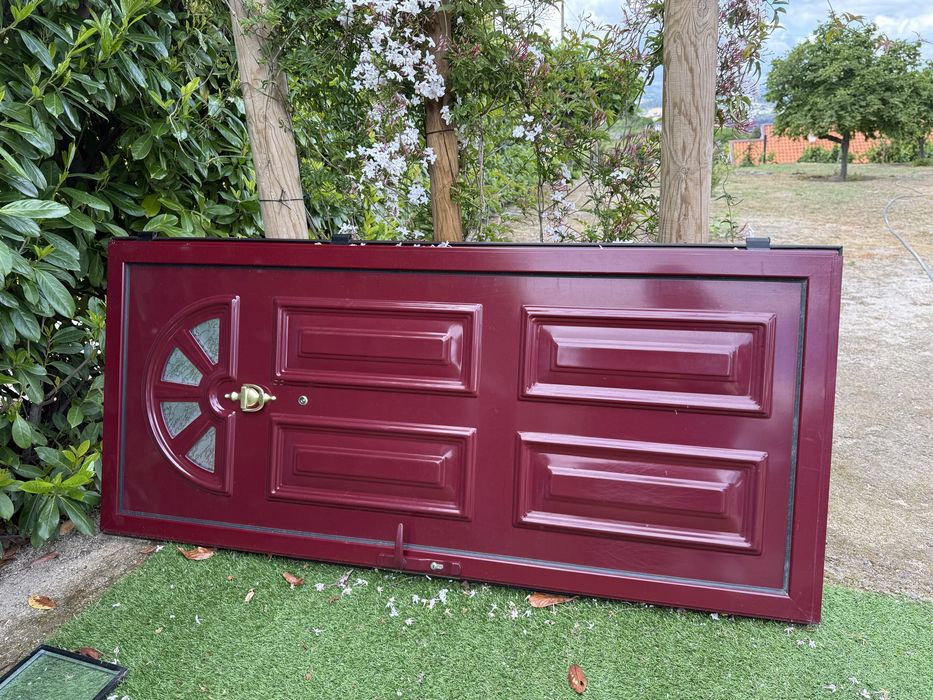 Porta de Entrada em alumini com lateral de cor vermelho vinho