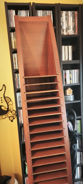 Estante elegante em cerejeira para CDs – peça decorativa única
