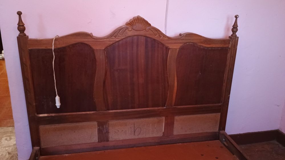 Cama de madeira antiga