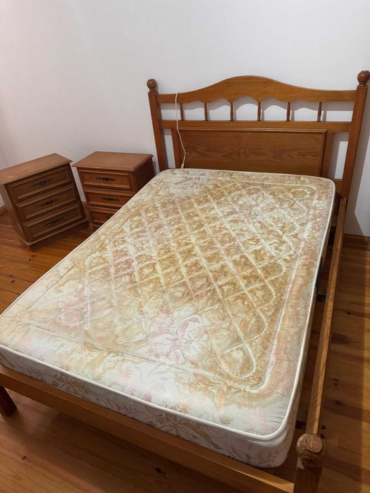 Conjunto cama em madeira de pinho