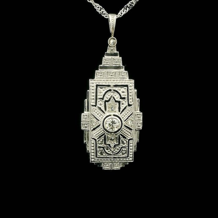 Złota zawieszka z diamentem.