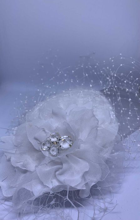 nowy toczek ślubny biały kwiat woalka elegancka ozdoba włosów średnia