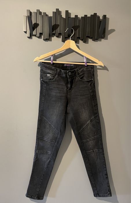 Jeansowe czarne spodnie Cropp