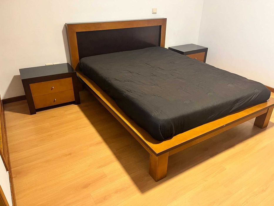 Quarto Completo – Cama, Cómoda, Mesas de Cabeceira e espelho