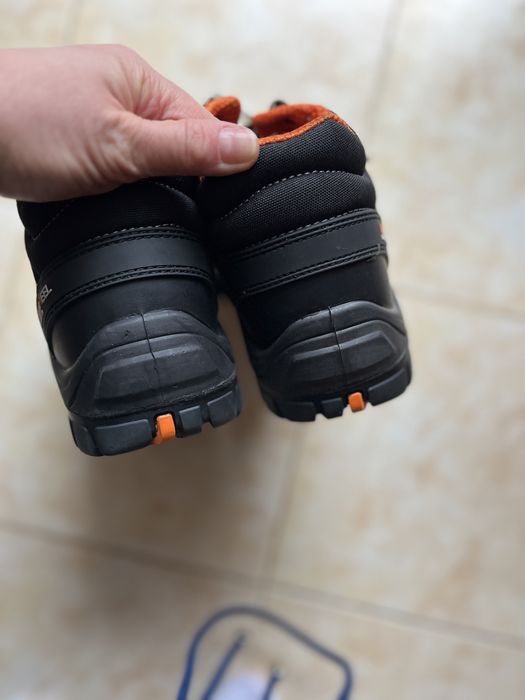 Захисне взуття з металевим носком