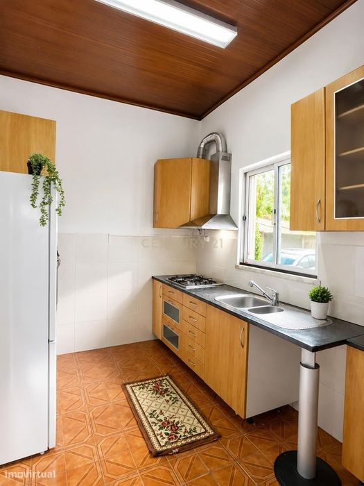Moradia T3 com Barracão de 400 m² em Terreno de 1.400 m² | Vimieiro, S