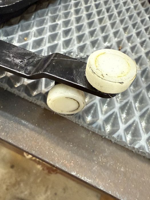 Нижний ролик двери т5 т6