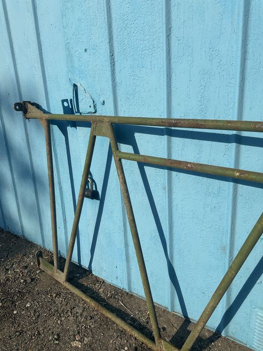 Оградка забор железный