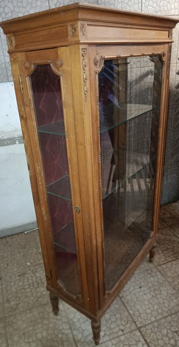 Vendo Armário 2 portas laterais interior em veludo bom estado 60€