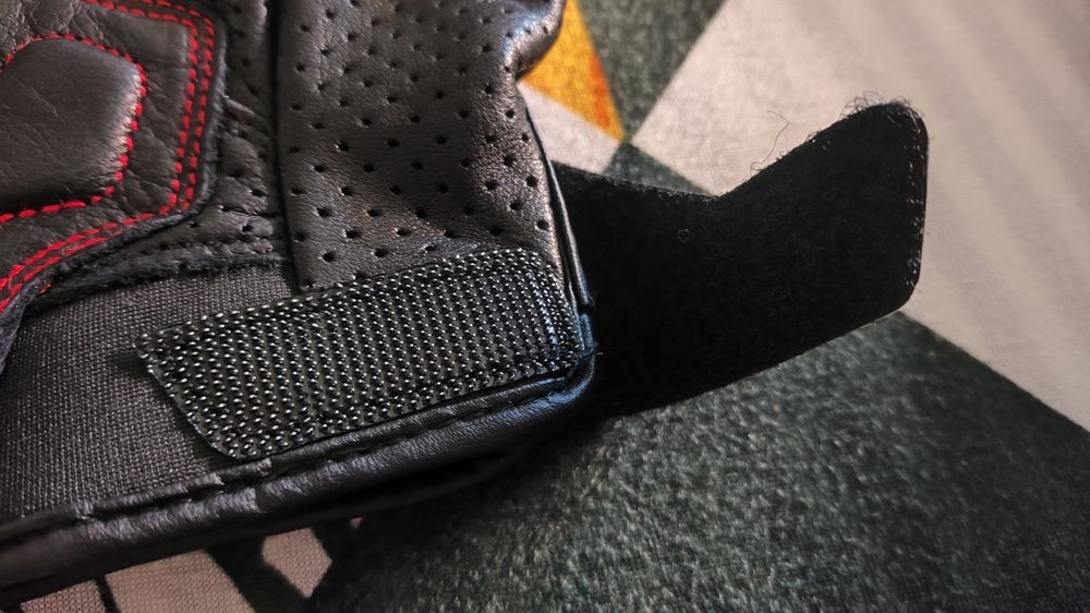 Luvas mota em pele e ventiladas