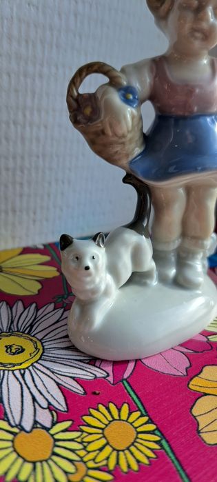Porcelanowa figurka dziewczyna z kotem sygnowana